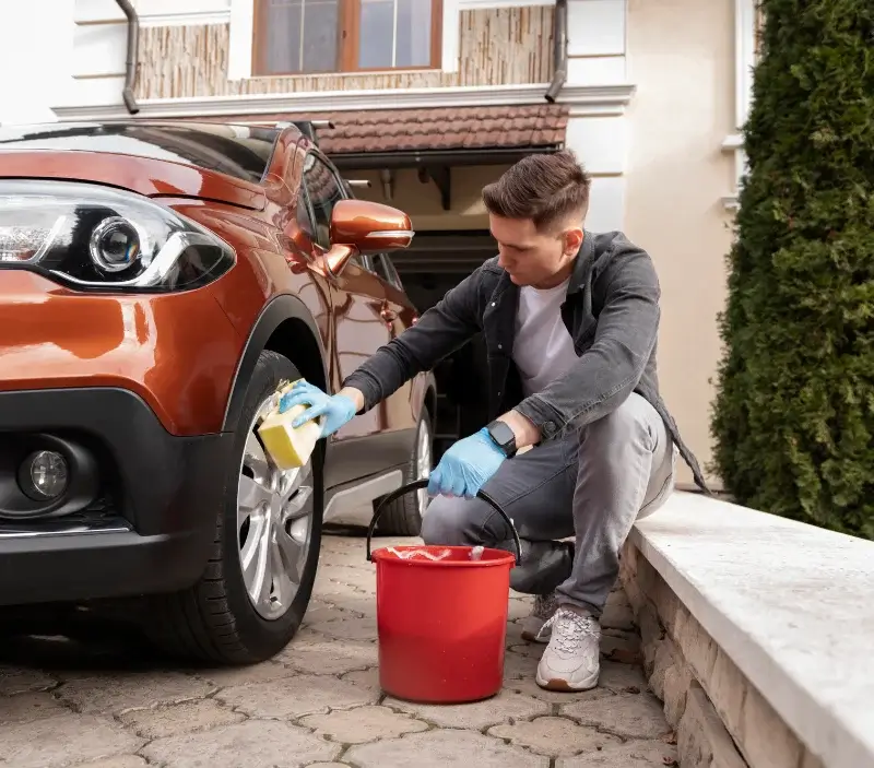 Lavage auto à domicile Bonneville-la-Louvet : professionnel intervenant sur un véhicule